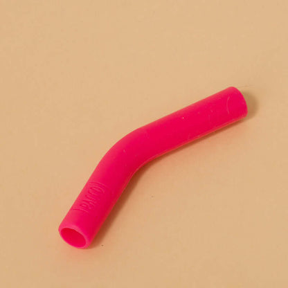 Ponteira de Silicone Eco Canudo PACCO em cor vibrante sobre fundo bege, proporcionando conforto e suavidade em cada gole.