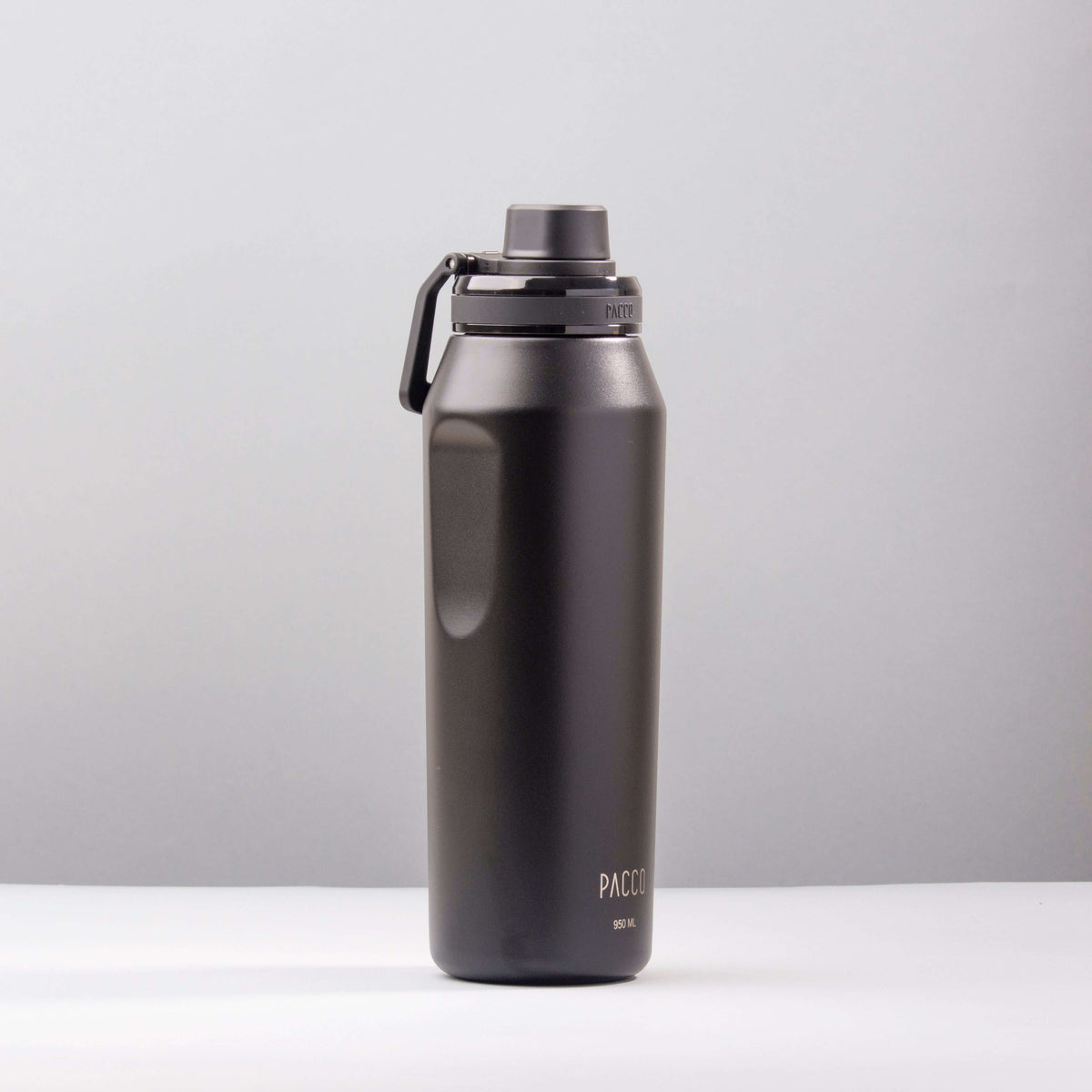 Garrafa Térmica PACCO Vyta 950ml preta em aço inox, destacando sofisticação e resistência térmica, mantém líquidos por horas.
