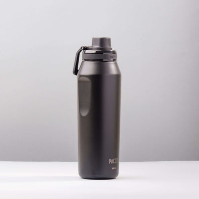 Garrafa Térmica PACCO Vyta 950ml preta em aço inox, destacando sofisticação e resistência térmica, mantém líquidos por horas.