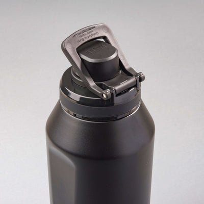 Garrafa Térmica PACCO Vyta 1200ml com design elegante, feita de aço inoxidável 18/10, tampa segura, mantém bebidas quentes ou frias.