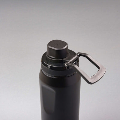Garrafa Térmica PACCO Vyta 500ml preta, feita de aço inoxidável, vista superior destacando tampa e alça robusta.