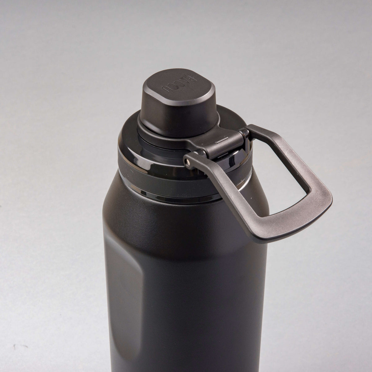 Garrafa Térmica PACCO Vyta 950ml em inox com isolamento térmico, sofisticação e durabilidade ideal para bebidas quentes e frias.
