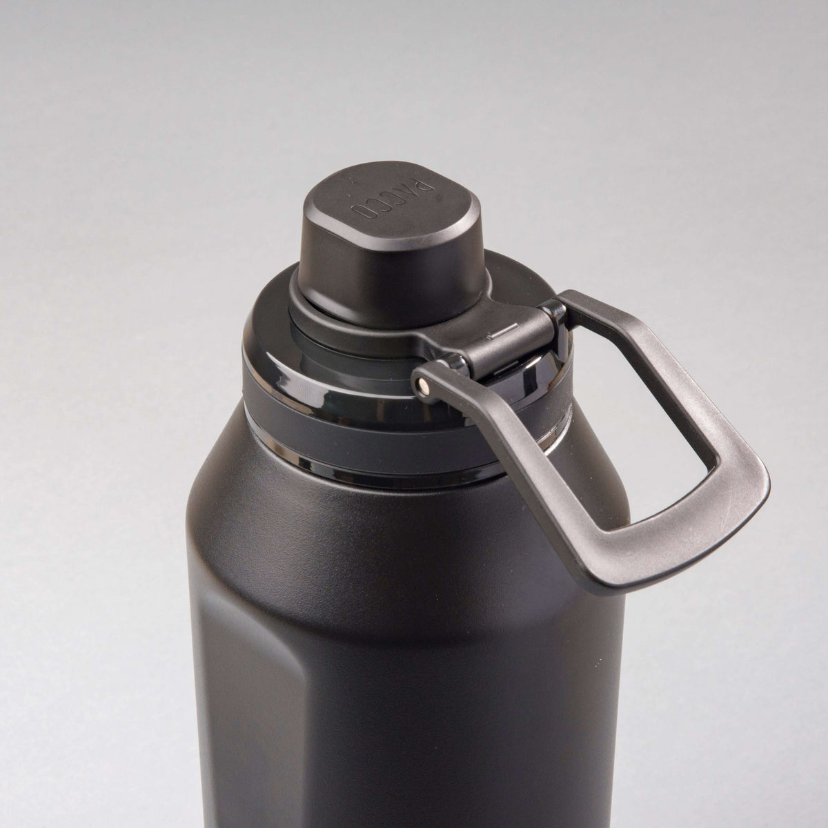 Garrafa Térmica PACCO Vyta 1200ml em aço inox, durável e elegante, ideal para manter bebidas frias por 24h e quentes por 12h.