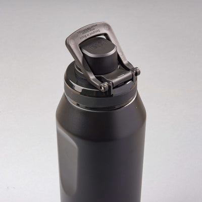 Garrafa Térmica PACCO Vyta 950ml com tampa ergonômica e corpo em aço inox 18/10, ideal para manter bebidas frias ou quentes por horas.