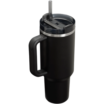 Copo Quencher Stanley 1,18L em aço inox reciclado com design ergonômico, ideal para hidratação no dia a dia.