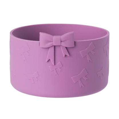Protetor de Silicone - Laços em cor lilás para copo ou garrafa, oferece proteção contra impactos e ruídos. Essencial para isolamento térmico.