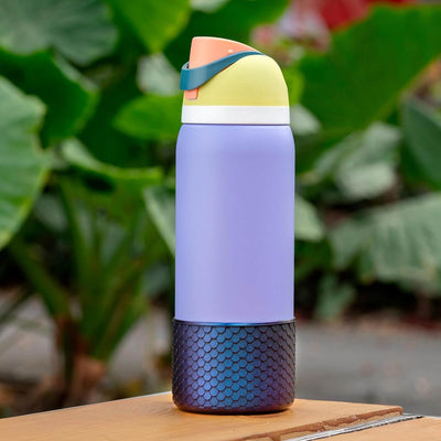 Capa de Silicone Sereia G - ( Owala Version ) em uma garrafa roxa para proteção e estilo.