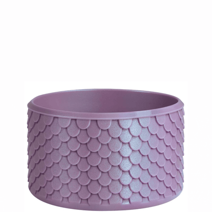 Capa de Silicone Sereia - Tamanho Original em silicone grosso e iridescente, protege copos contra riscos e amassados, com charme mágico.