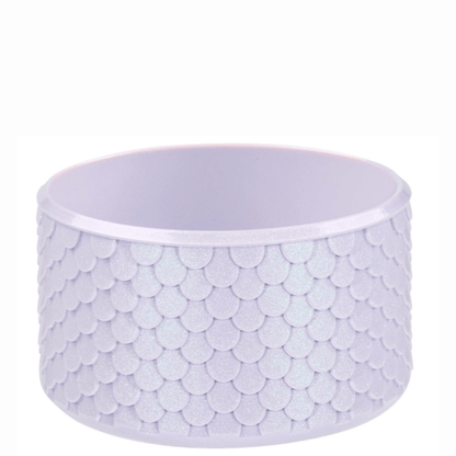 Capa de Silicone Sereia - Tamanho Original para copos e garrafas com design iridescente e textura de escamas, em silicone flexível.