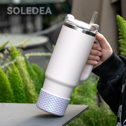 Capa de Silicone Sereia - Tamanho Original em copo, protegendo contra riscos e impacto, com design iridescente encantador.