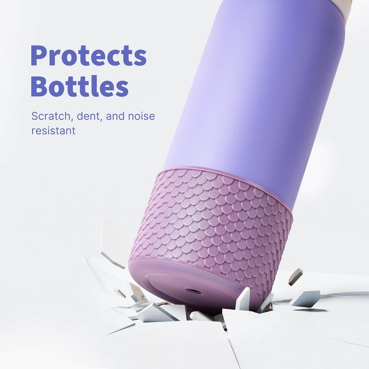 Capa de Silicone Sereia G - ( Owala Version ) em roxo, protege garrafas contra riscos e amassados, no chão com proteção de escamas.
