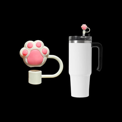 Protetor de Canudo Quencher - Variados com design de pata rosa, feito de silicone atóxico e flexível, em um copo de viagem.