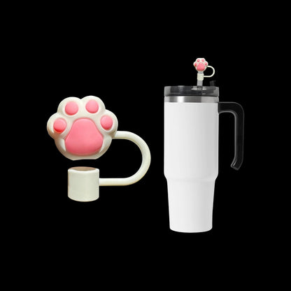 Protetor de Canudo Quencher - Variados com design de pata rosa, feito de silicone atóxico e flexível, em um copo de viagem.