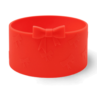 Protetor de Silicone - Laços em vermelho para copos e garrafas térmicas, com design elegante e proteção contra impactos e ruídos.