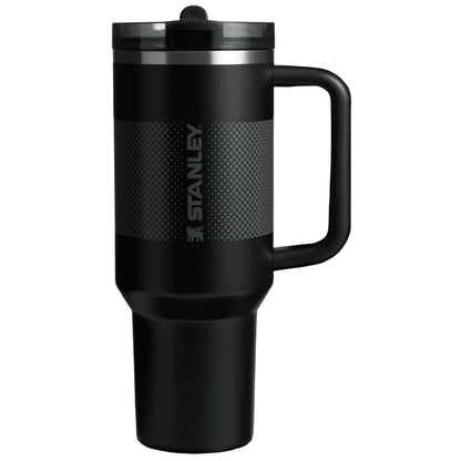 Copo Quencher Protour Stanley | 1,18L preto com isolamento térmico e canudo embutido, ideal para treino e viagens, em fundo preto.