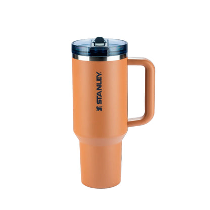 Copo Quencher Protour Stanley | 1,18L, garrafa térmica laranja com alça e tampa Flip Straw, ideal para hidratação diária.