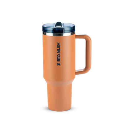 Copo Quencher Protour Stanley | 1,18L, laranja, com tampa Flip Straw e canudo, design moderno e isolamento térmico eficiente.