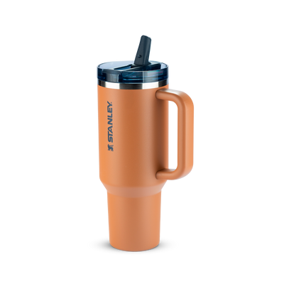 Copo Quencher Protour Stanley | 1,18L em cor laranja com tampa Flip Straw ProTour e vedação total para bebida fácil e segura.