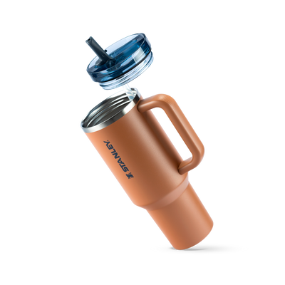 Copo Quencher Protour Stanley | 1,18L em marrom, com tampa Flip Straw ProTour e canudo, ideal para hidratação e desempenho térmico.