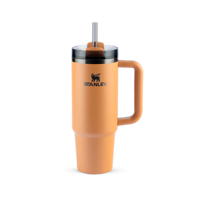 Copo Quencher Stanley 887ml laranja com alça ergonômica e tampa de 3 posições, mantém bebidas geladas por até 40 horas.