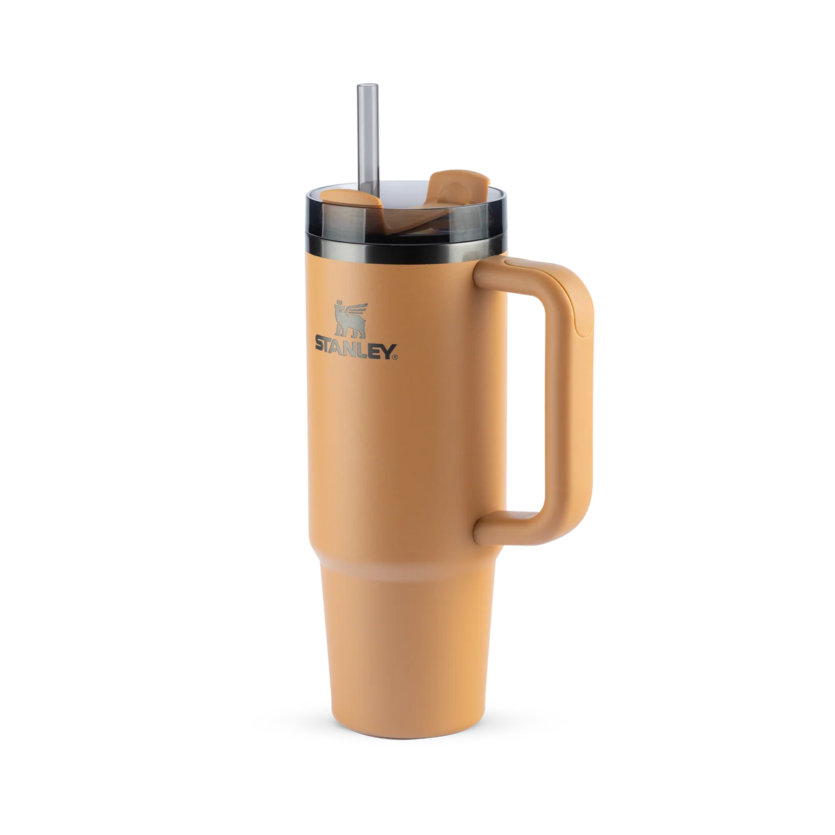 Copo Quencher Stanley 887ml com isolamento térmico e alça ergonômica em cor bege, mantém bebida gelada por até 40 horas com gelo.