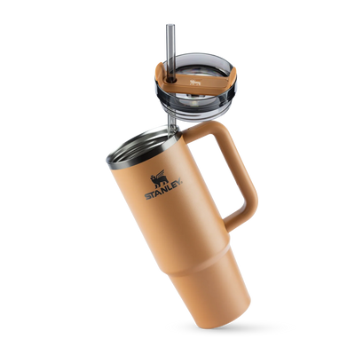 Copo Quencher Stanley 887ml com isolamento a vácuo e tampa ergonômica em design moderno para hidratação prolongada.