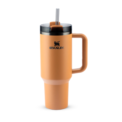 Copo Quencher Stanley 1,18L com design icônico, alça ergonômica e tampa FlowState para hidratação prática e estilosa.