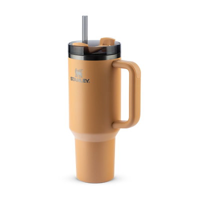 Copo Quencher Stanley 1,18L: Hidratação com estilo, capacidade de 1,18L, em aço inox reciclado, ideal para academia ou escritório.