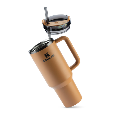 Copo Quencher Stanley 1,18L em aço inoxidável, design elegante com canudo, ideal para hidratação diária e uso versátil.