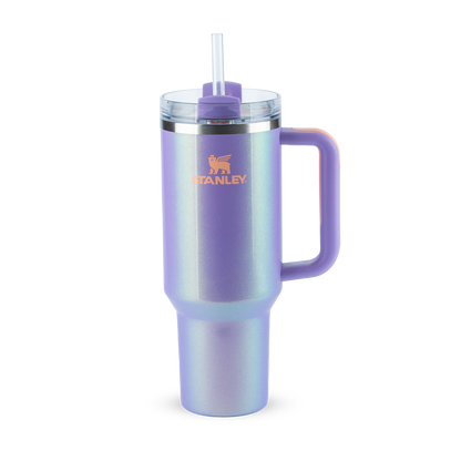 Copo Quencher Stanley 1,18L com alça ergonômica e tampa FlowState roxa, ideal para hidratação no dia a dia.