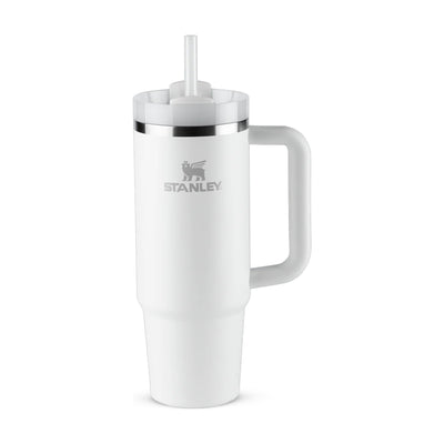 Copo Quencher Stanley 887ml branco com alça ergonômica e tampa de 3 posições para manter bebidas geladas por até 40 horas.