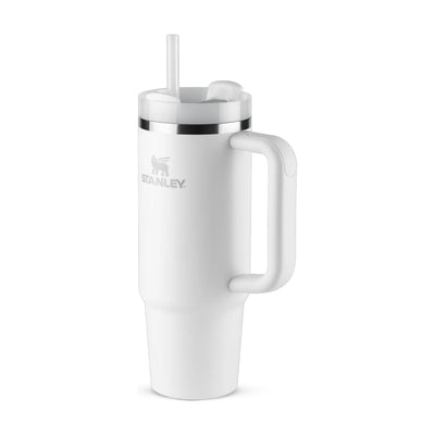 Copo Quencher Stanley 887ml branco com alça ergonômica e tampa de 3 posições, ideal para manter bebidas geladas por horas.