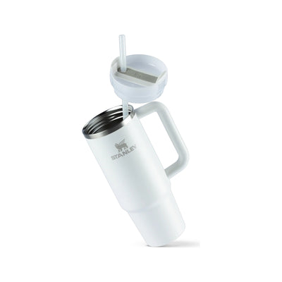 Copo Quencher Stanley 887ml branco com tampa e canudo destacáveis, ideal para manter bebidas geladas por longas horas.