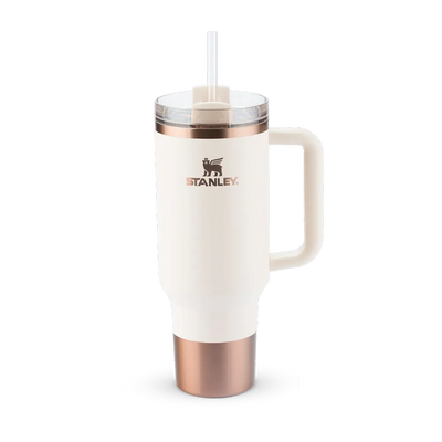 Copo Quencher Stanley 1,18L branco com tampa FlowState e alça ergonômica, ideal para hidratação no dia a dia.