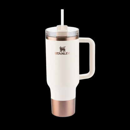 Copo Quencher Stanley 1,18L branco com tampa FlowState e alça ergonômica, ideal para hidratação no dia a dia.