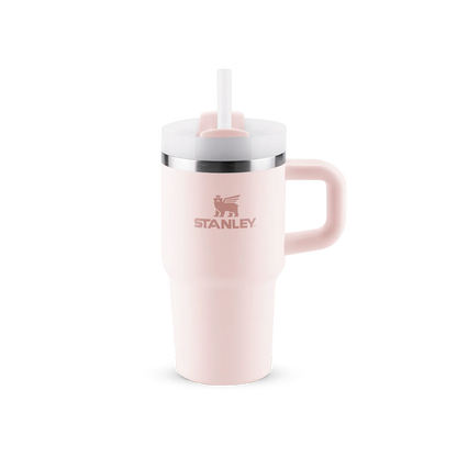 Copo Quencher com alça Stanley | 591ml rosa, design sofisticado, com alça ergonômica e canudo reutilizável, isolamento térmico eficiente.