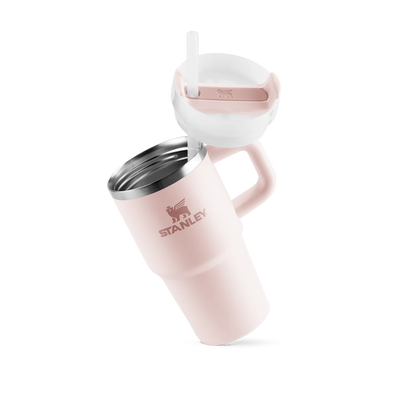 Copo Quencher com alça Stanley | 591ml em cor pastel com alça ergonômica e canudo reutilizável para bebidas geladas e estilo sofisticado.