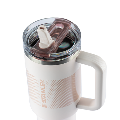 Copo Quencher Protour Stanley | 1,18L com design moderno e tampa Flip Straw ProTour para vedação total e praticidade diária.