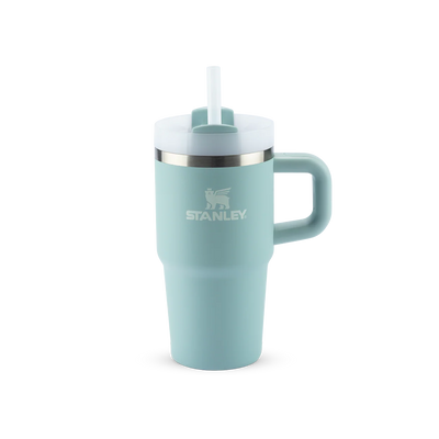 Copo Quencher com alça Stanley | 591ml em design sofisticado, ideal para hidratação prática e conforto, com isolamento térmico eficiente.