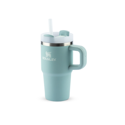 Copo Quencher com alça Stanley | 591ml, design azul sofisticado com canudo reutilizável e alça ergonômica para hidratação prática.