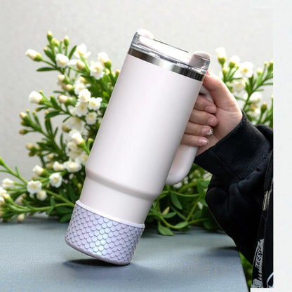 Capa de Silicone Sereia - Tamanho Original em uma garrafa apoiada, design iridescente e proteção para copos e garrafas.