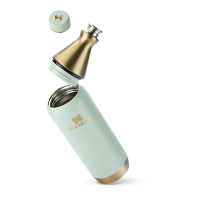 Garrafa Térmica Slim Bottle Stanley | 591ml, design ultracompacto em aço inoxidável, com isolamento a vácuo, cor verde e dourado.