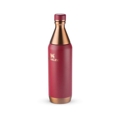 Garrafa Térmica Slim Bottle Stanley | 591ml com design ultracompacto em aço inoxidável vermelho, ideal para transporte fácil.