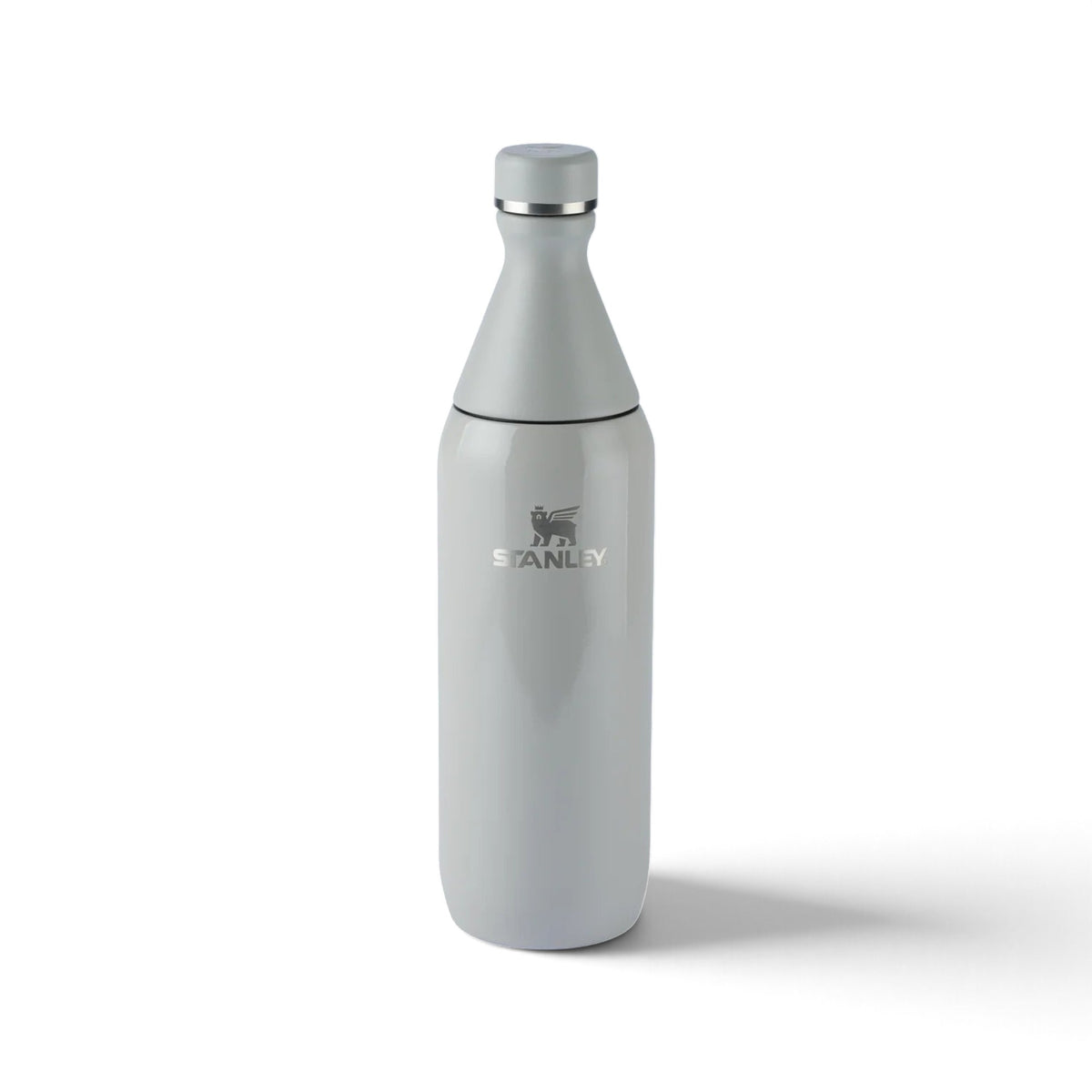 Garrafa Térmica Slim Bottle Stanley (591 ml) Ash Gloss, vista frontal com tampa fechada