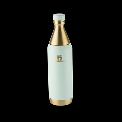 Garrafa Térmica Slim Bottle Stanley | 591ml com design ultracompacto e desempenho térmico avançado, cor dourada e branca.