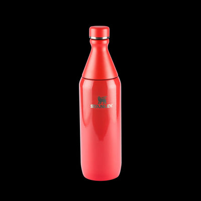 Garrafa Térmica Slim Bottle Stanley | 591ml em design vermelho, compacta e com desempenho térmico avançado.