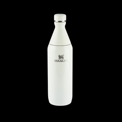 Garrafa Térmica Slim Bottle Stanley | 591ml com design ultracompacto e aço inoxidável, ideal para transporte fácil.