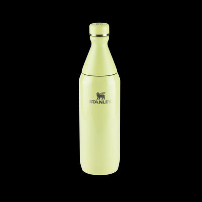 Garrafa Térmica Slim Bottle Stanley | 591ml em aço inoxidável, design ultracompacto para transporte fácil, cor amarela, isolação a vácuo.