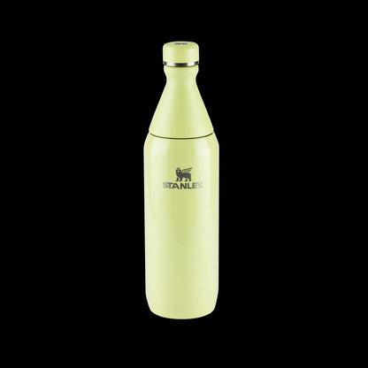Garrafa Térmica Slim Bottle Stanley | 591ml em aço inoxidável, design ultracompacto para transporte fácil, cor amarela, isolação a vácuo.