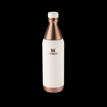 Garrafa Térmica Slim Bottle Stanley | 591ml com design ultracompacto e desempenho térmico avançado, ideal para portabilidade e resistência.